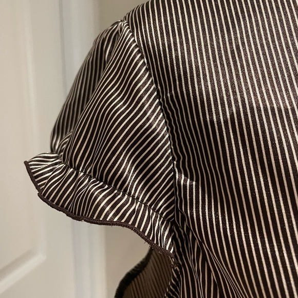 Beautiful short sleeved tapered blouse with cream and brown pin stripes - Picture 5 of 7